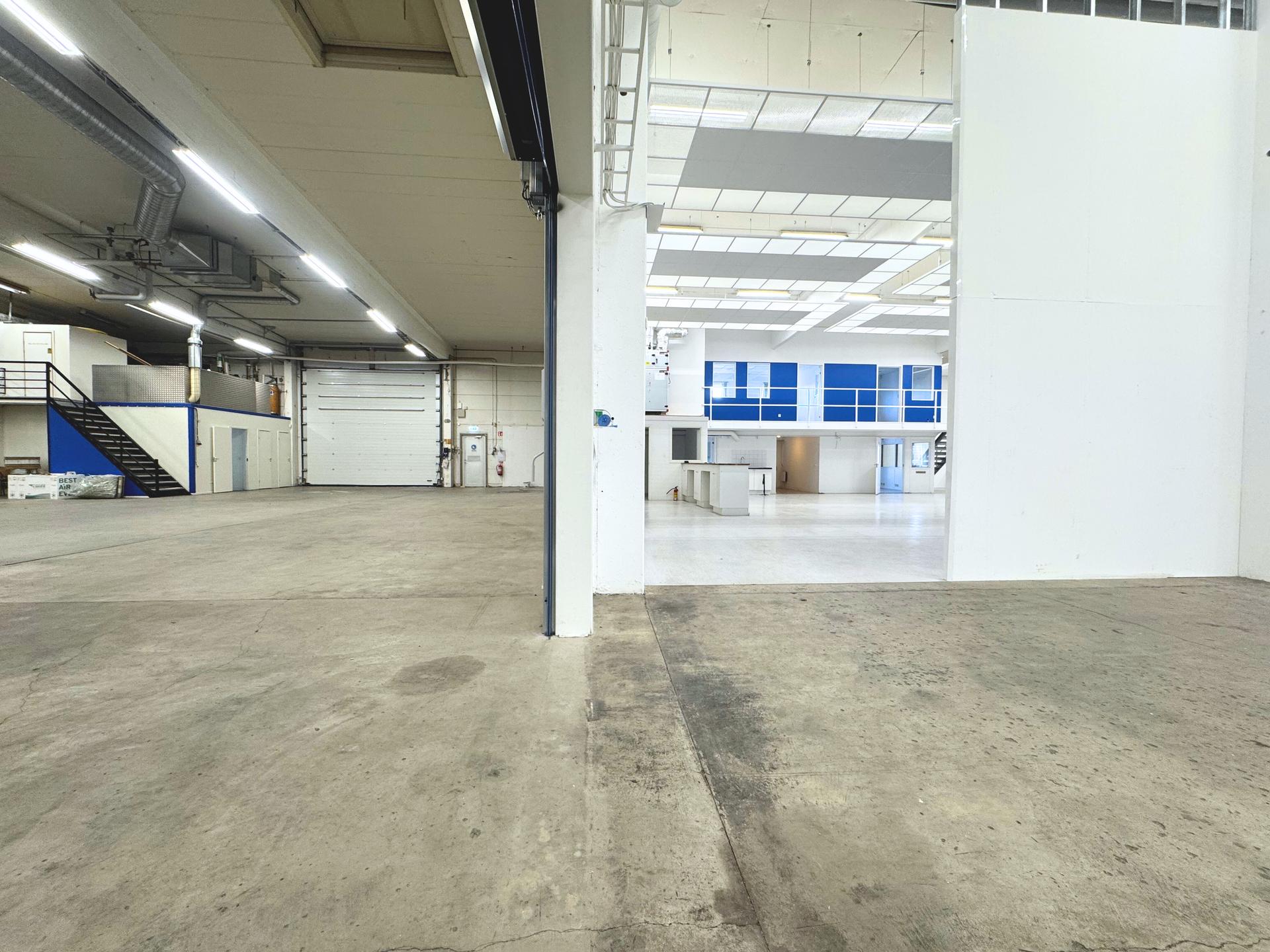 Lager till vänster showroom till höger