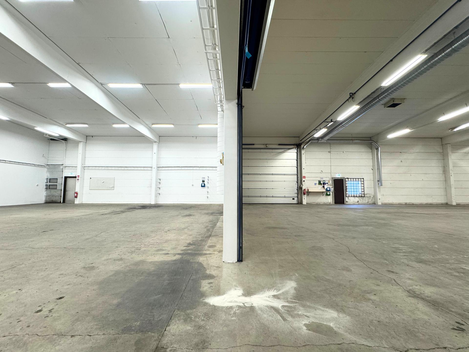 Lager till vänster showroom till höger