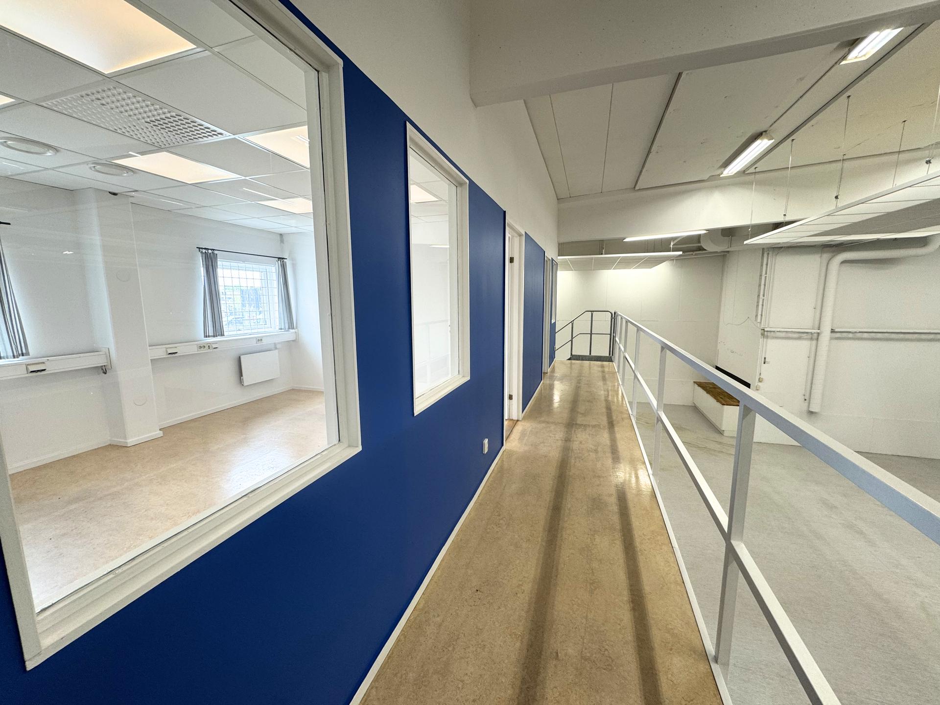 Kontor i showroom-delen