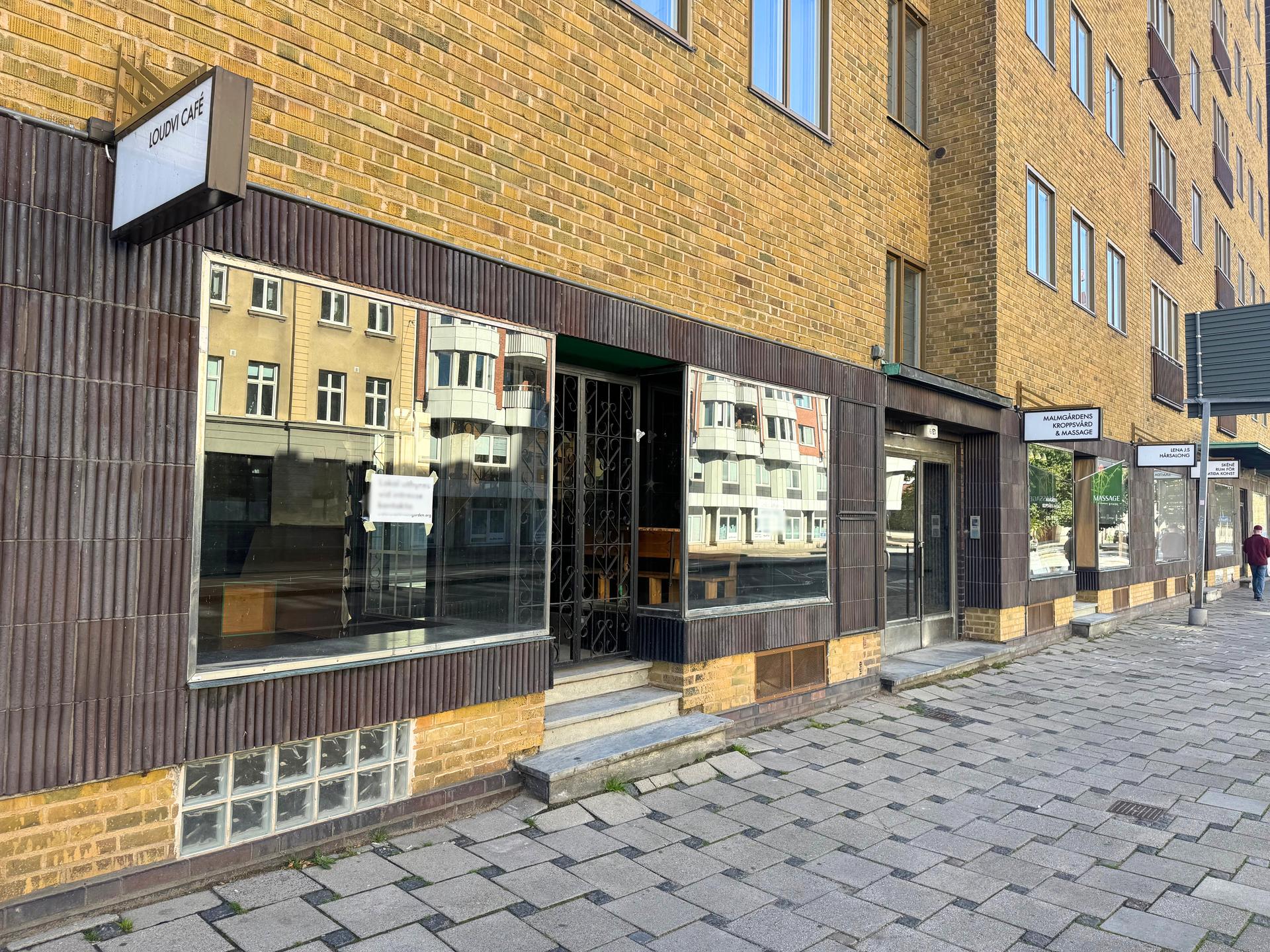 Entré med skyltfönster